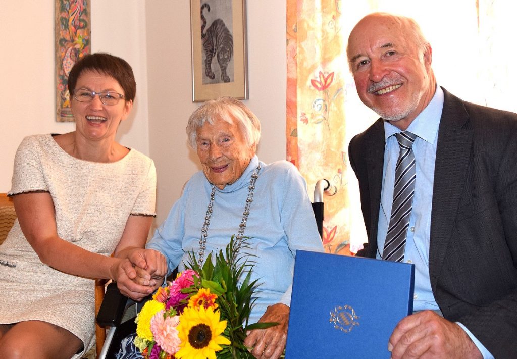 Hella Mueting an ihrem 106ten Geburtstag im BRK-Pflegeheim mit Vize-Bürgermeister Martin Fink und Heimleiterin Oxana Rudi