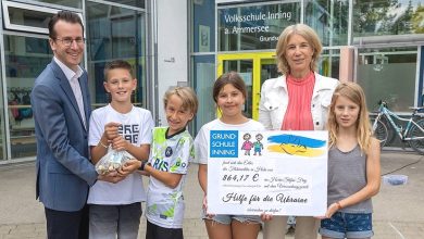 Landrat Stefan Frey bei der Spendenübergabe in der Grundschule Inning